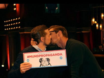 Joko & Klaas - Zungenkuss vor laufender TV-Kamera - Die beiden beteiligten sich an der GQ-Aktion 'Mundpropaganda' gegen Schwulenfeindlichkeit