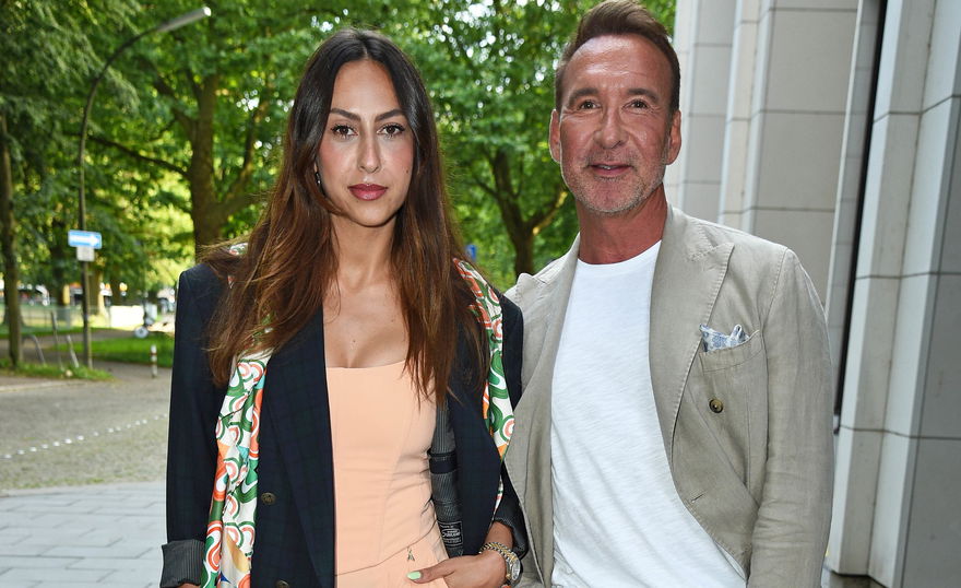 Melissa Khalaj und Jochen Bendel posieren zusammen