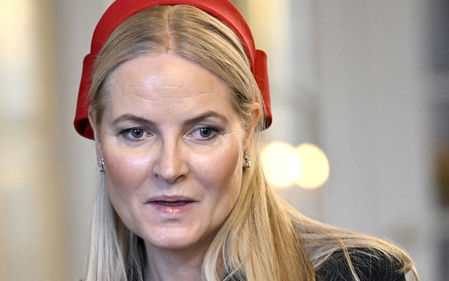 Mette-Marit schaut ernst