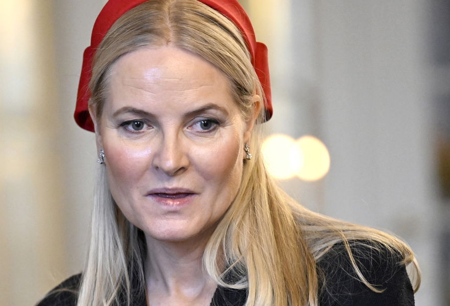 Mette-Marit schaut ernst