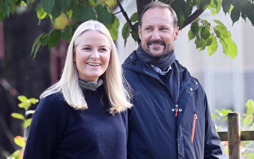 Prinzessin Mette-Marit und Prinz Haakon von Norwegen lächeln
