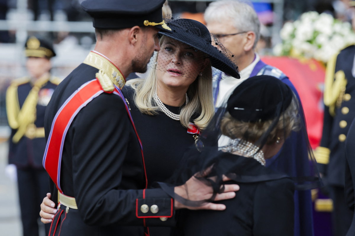 Mette-Marit, Haakon und Sonja vor dem Osloer Dom