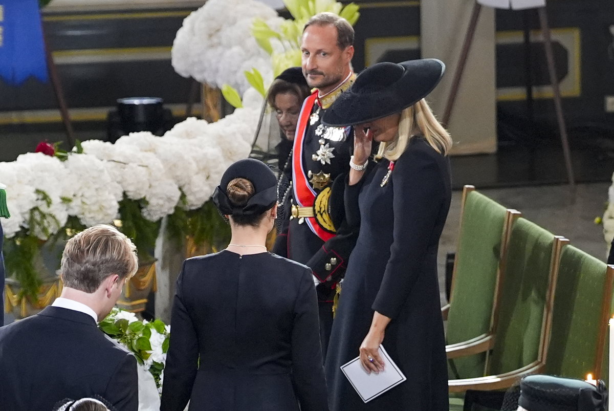 Königin Mette-Marit weint in der Kirche bei der Trauerfeier für König Harald