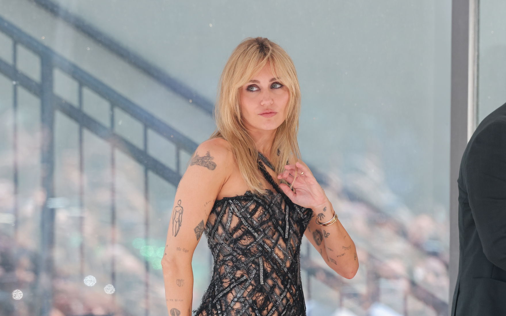 miley-cyrus-st-rzt-sie-nach-dem-tod-von-patentante-dolly-parton-80