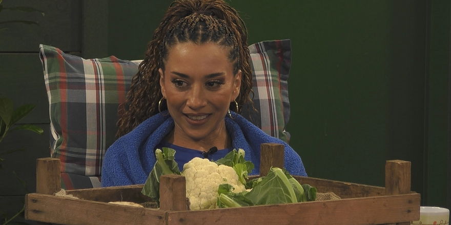 Nadja Benaissa guckt bei "Promi Big Brother" im Garten skeptisch