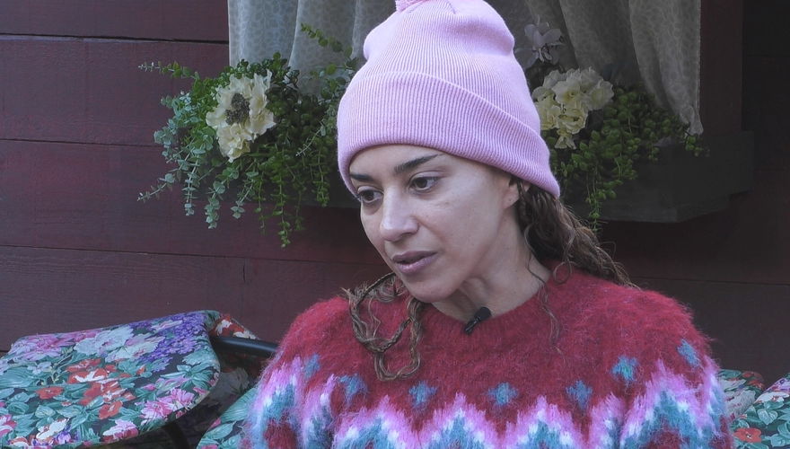 Nadja Benaissa mit Mütze und ernstem Blick bei "Promi Big Brother"