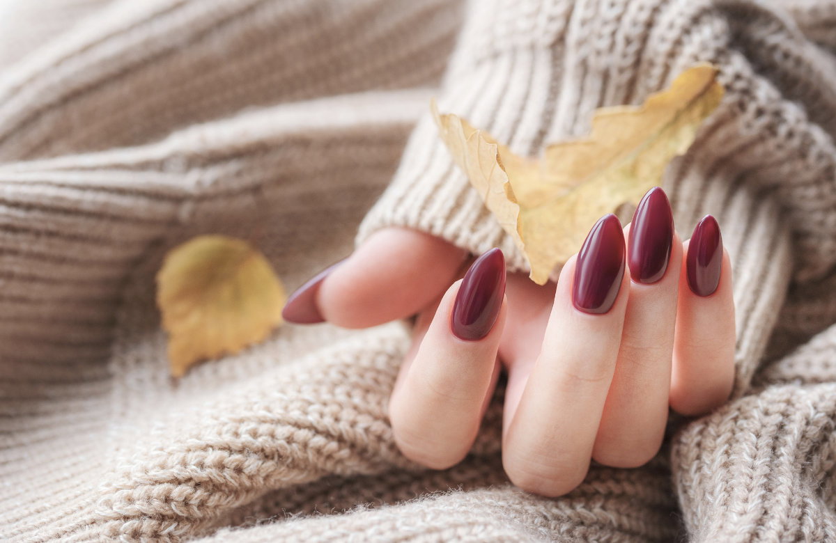 "Cherry Cola Nails": Dieser Maniküre-Trend ist im Herbst ein Muss
