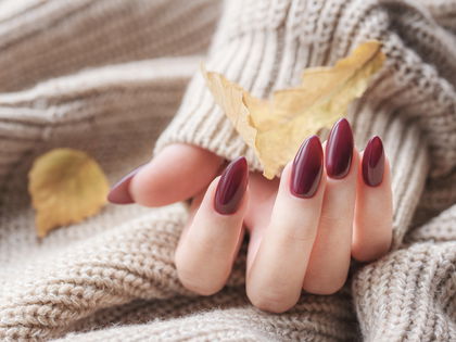 "Cherry Cola Nails": Dieser Maniküre-Trend ist im Herbst ein Muss