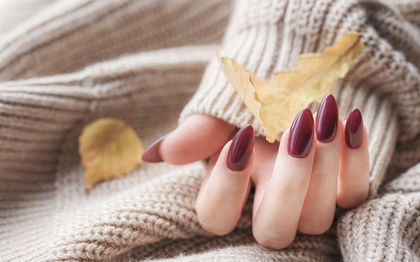 "Cherry Cola Nails": An diesen Maniküre-Trend kommen wir im Herbst nicht vorbei