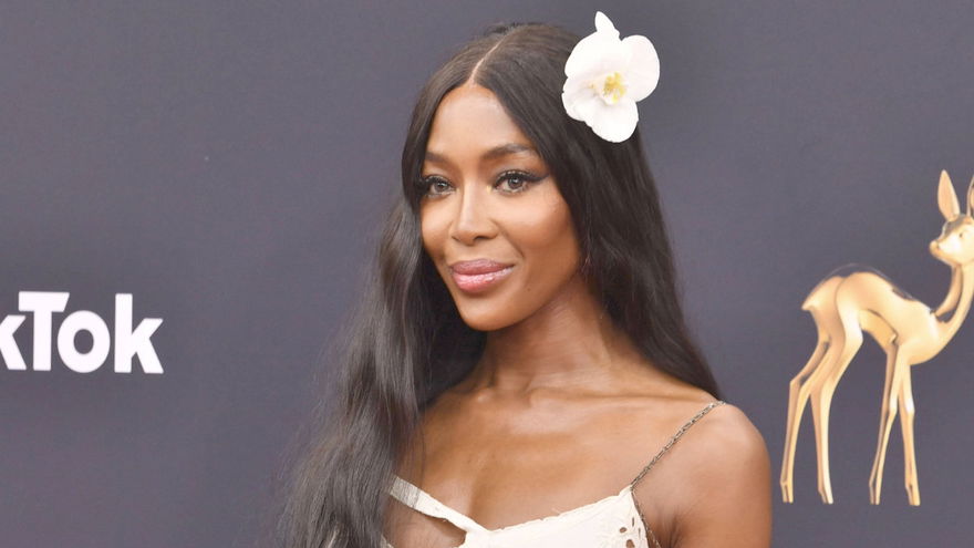 Naomi Campbell mit Blume im Haar