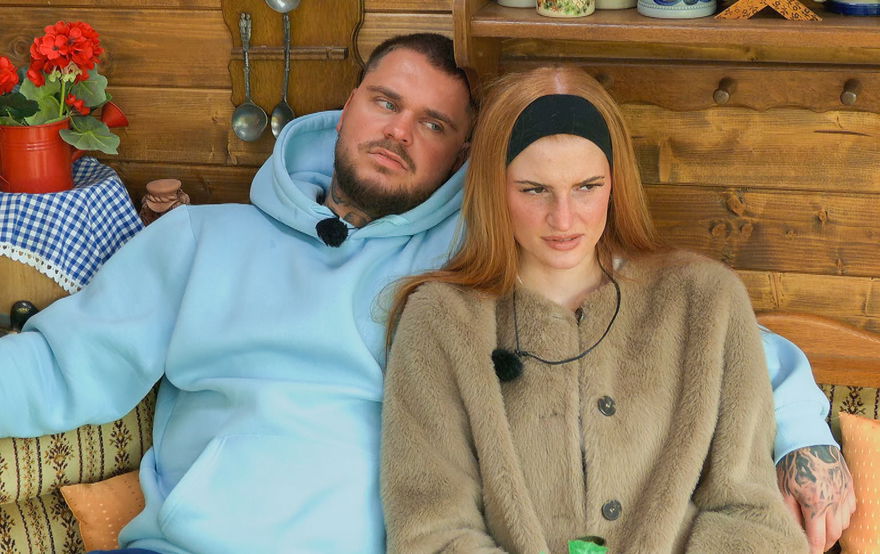 Nico Legat kuschelt mit Laura im "Sommerhaus"