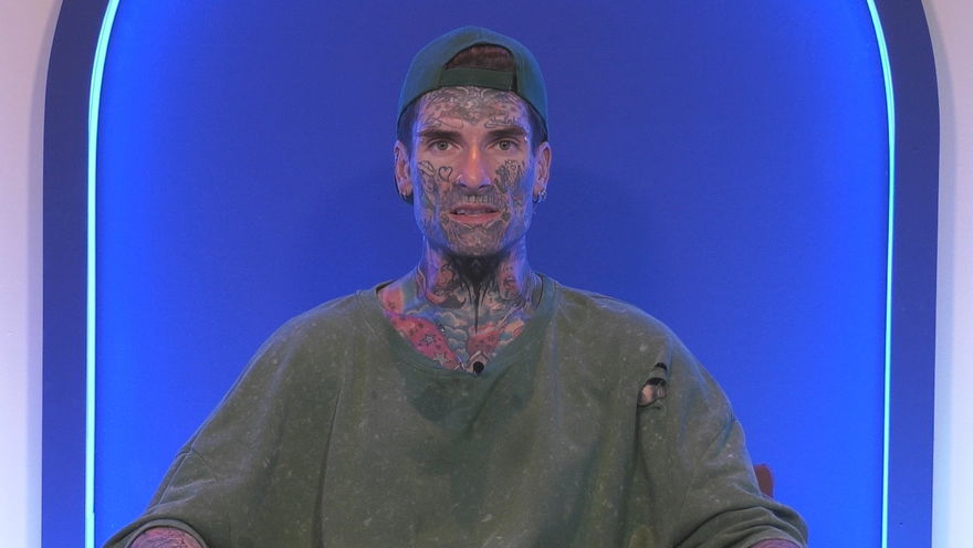 Nikola Grey schaut im Einzelinterview bei "Promi Big Brother" ernst