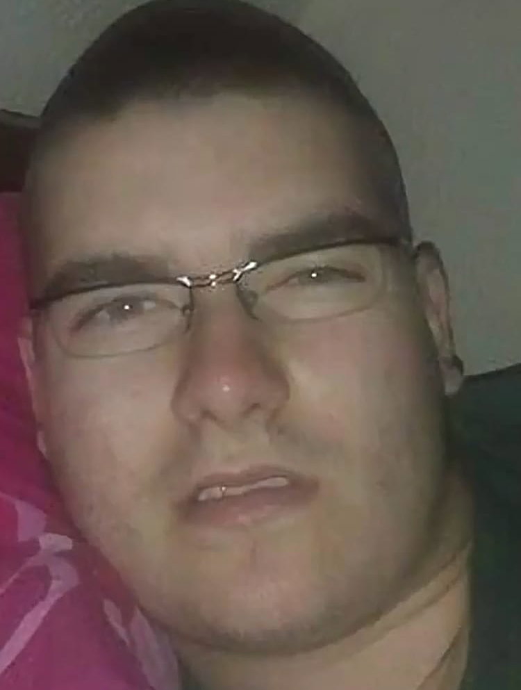 Nikola Grey früher mit Brille und ohne Tattoos