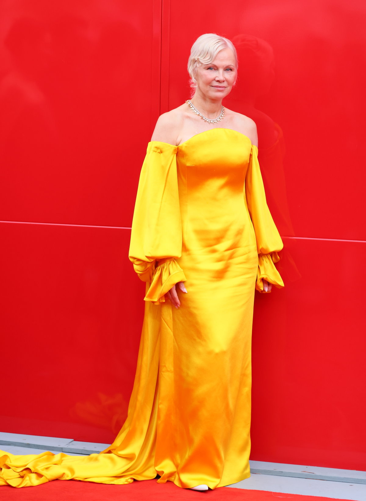 Pamela Anderson in einem sonnengelben Kleid bei den Filmfestspielen von Venedig 2026