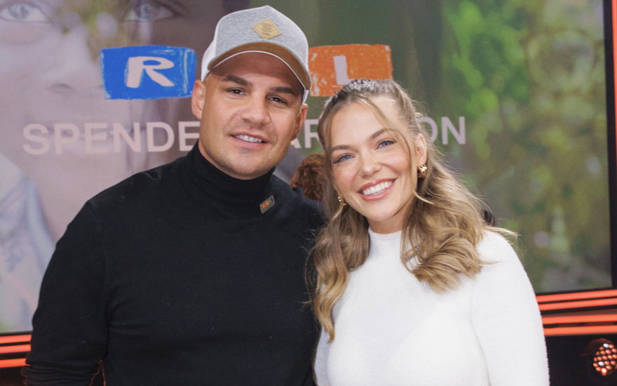 Laura Maria Rypa und Pietro Lombardi lachen