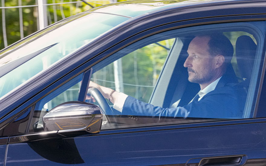 Prinz Haakon im Auto vor der Klinik, in der sein Vater König Harald gestorben ist