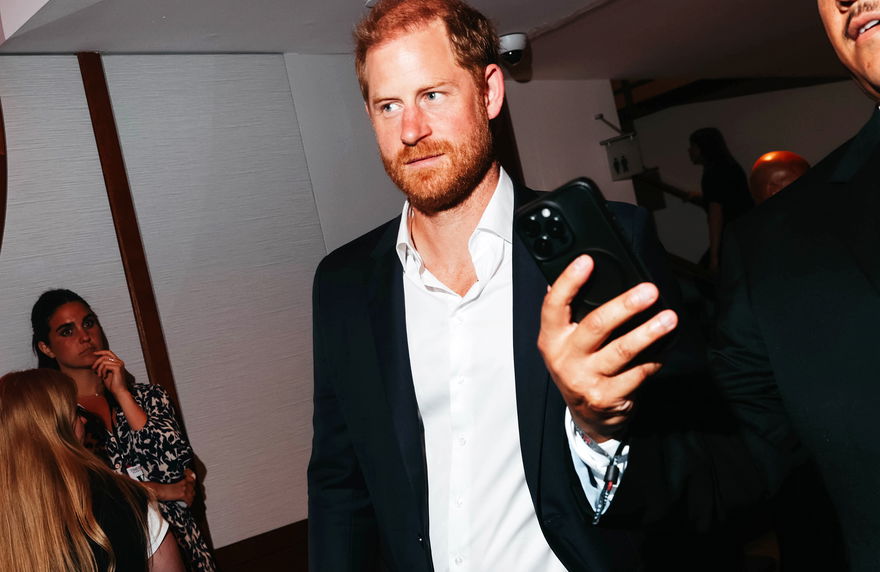 Prinz Harry guckt ernst auf einem Event
