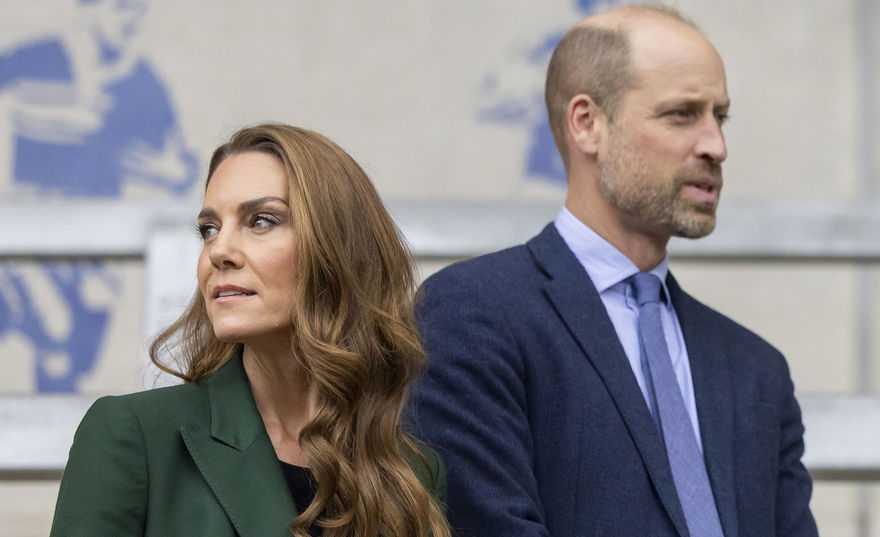Prinzessin Kate und Prinz William stehen nebeneinander und schauen ernst in verschiedene Richtungen