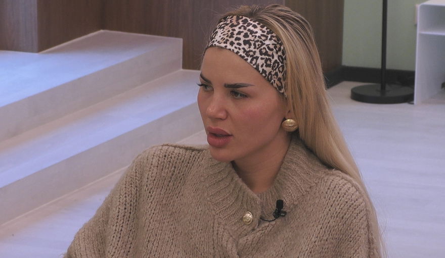 Kim Virginia schaut bei "Promi Big Brother" geschockt und trägt ein auffälliges Haarband