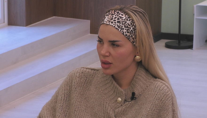 Kim Virginia schaut bei "Promi Big Brother" geschockt und trägt ein auffälliges Haarband