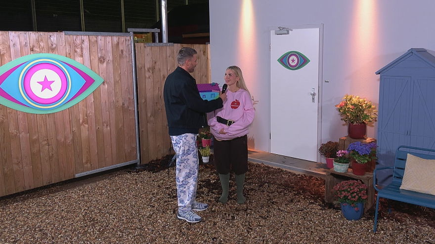 Jochen Schropp interviewt Kim Virginia nach ihrem "Promi Big Brother"-Exit