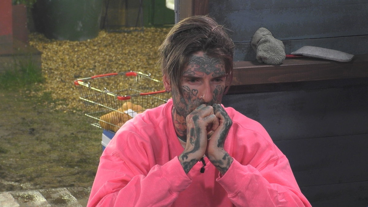 Nikola Grey schaut traurig bei "Promi Big Brother" und hat die Hände vor dem Gesicht