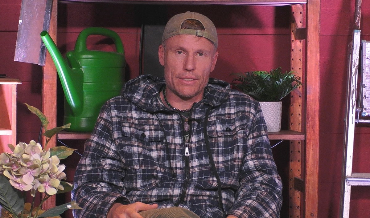 Christian Lell schaut im "Promi Big Brother"-Einzelinterview ernst