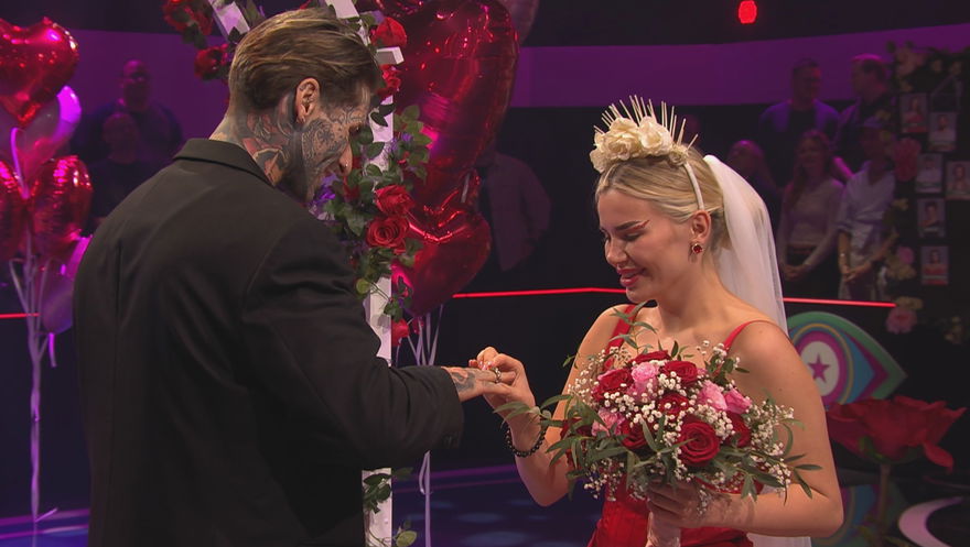Nikola Grey und Kim Virginia haben bei "Promi Big Brother" in der Liveshow geheiratet