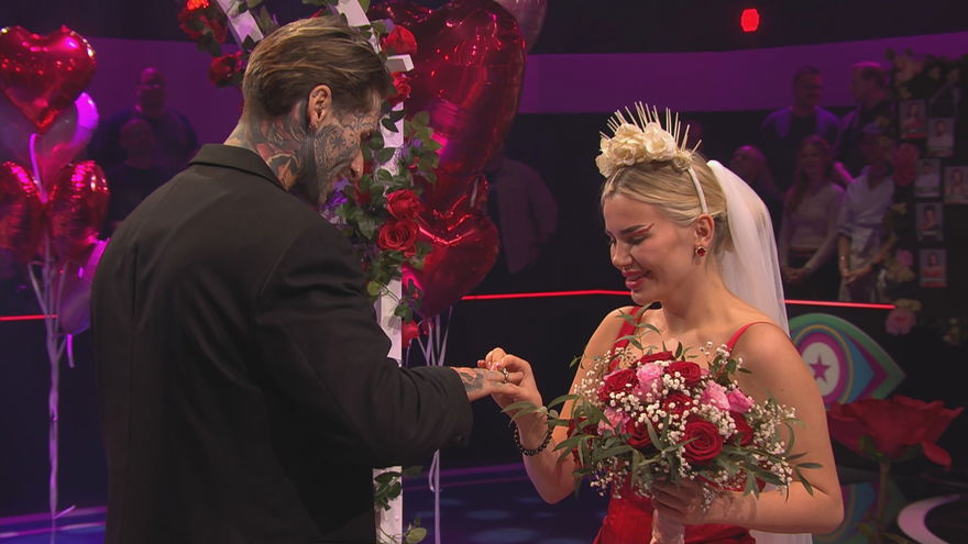Nikola Grey und Kim Virginia haben bei "Promi Big Brother" in der Liveshow geheiratet