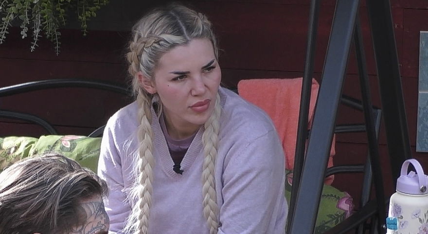 Kim Virginia schaut bei "Promi Big Brother" im Garten ernst zu Seite