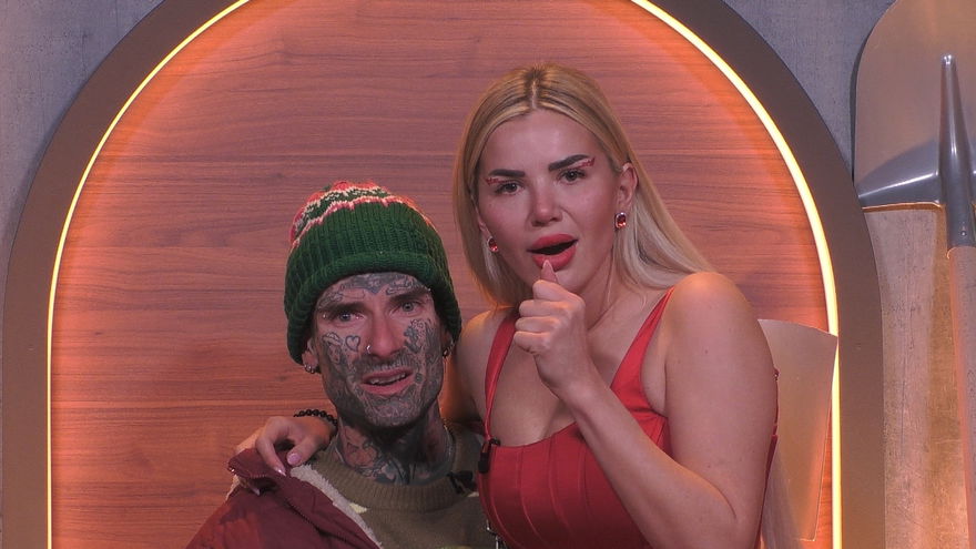 Nikola Grey und Kim Virginia schauen im Einzelinterview von "Promi Big Brother" geschockt