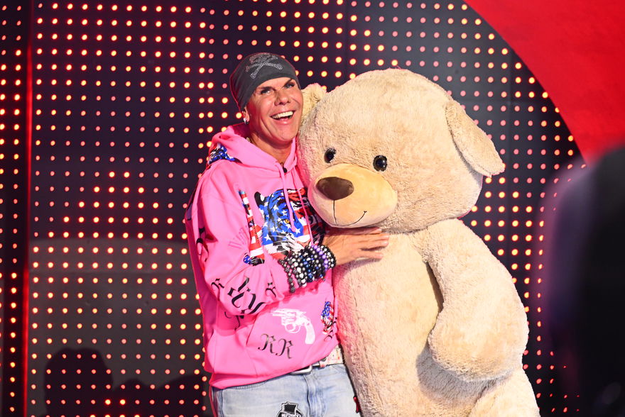 René alias Redo zieht mit XXL-Teddybär bei "Promi Big Brother" ein