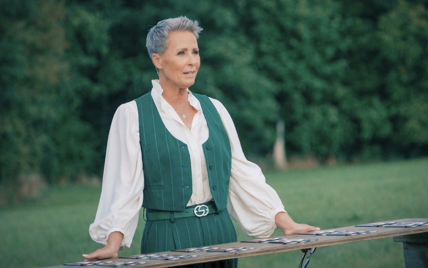 Sonja Zietlow am Tisch bei Die Verräter