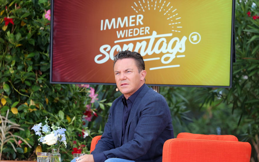 Stefan Mross sitzt bei "immer wieder sonntags"