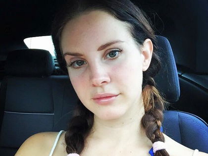Lana Del Rey zeigt sich ungeschminkt - Erst Schlauchboot-Look, jetzt Mut zur Natürlichkeit
