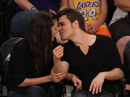 "The Vampire Diaries"-Star Paul Wesley & Phoebe Tonkin schwer verliebt - Beim Basketball zeigen sie allen ihre Liebe 