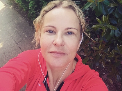 Bildschön oder Botox? Katja Burkard spaltet Facebook-User - Bei "Let's Dance" macht die Moderatorin eine gute Figur