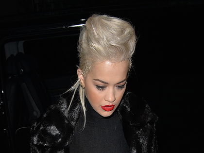 Nippelblitzer! Rita Ora lässt bei Charli XCX-Konzert tief blicken - Fashion-Fauxpas: Die Sängerin hat offenbar ihren BH "vergessen"
