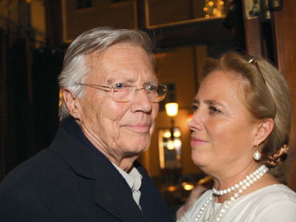 Tochter Sissy missbraucht? Schwere Anschuldigungen gegen Karlheinz Böhm - Vom berühmten Vater belästigt, von der Mutter sexuell misshandelt und zur Prostitution gezwungen?