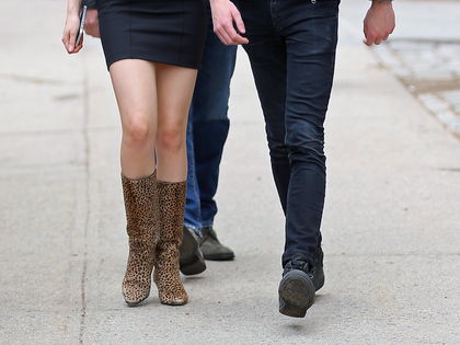 Offiziell! Dakota Johnson schwer verliebt mit Ex Matthew Hitt - Das Paar hält Händchen bei den Dreharbeiten zu "How to be Single"