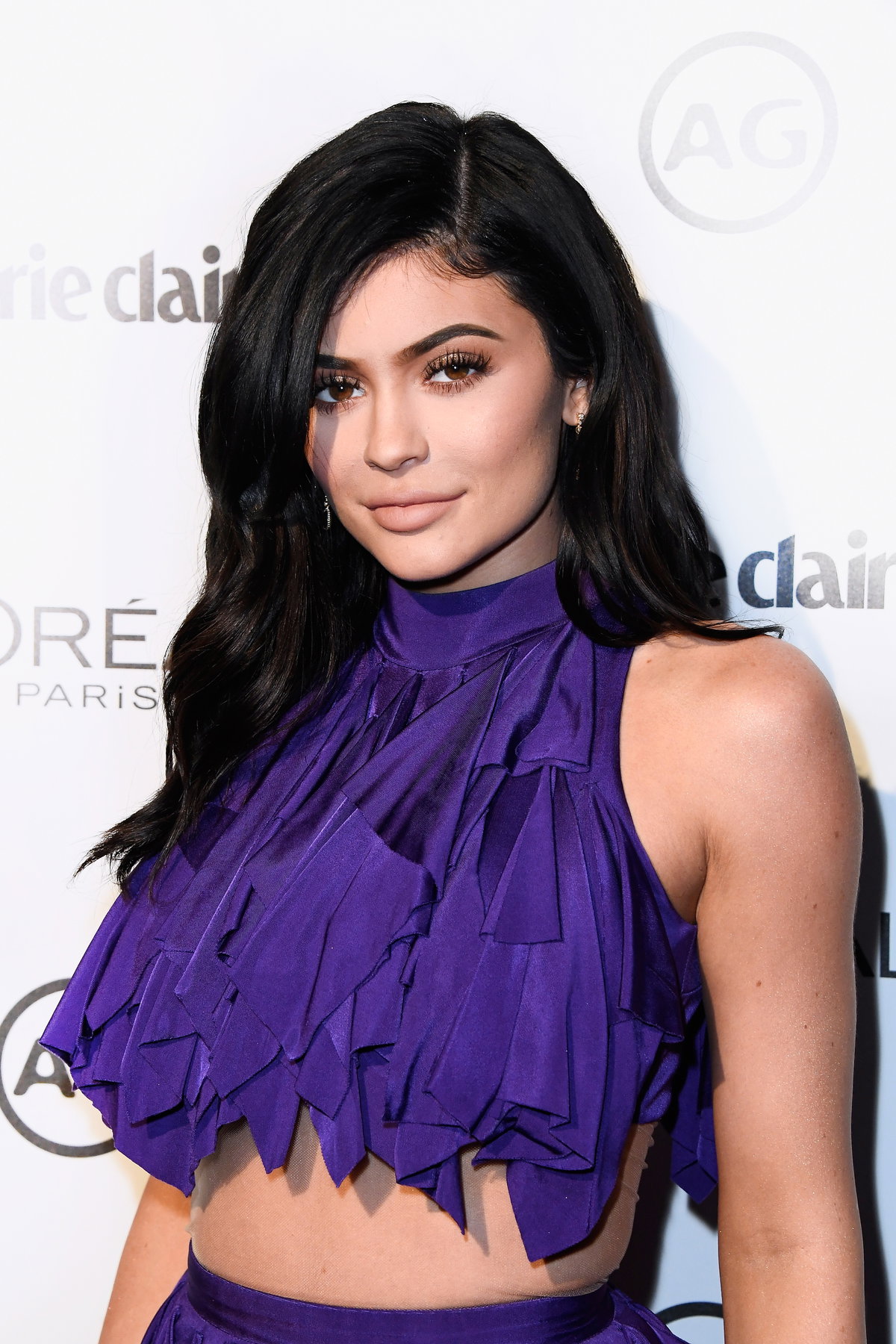 Kylie Jenner lächelt leicht