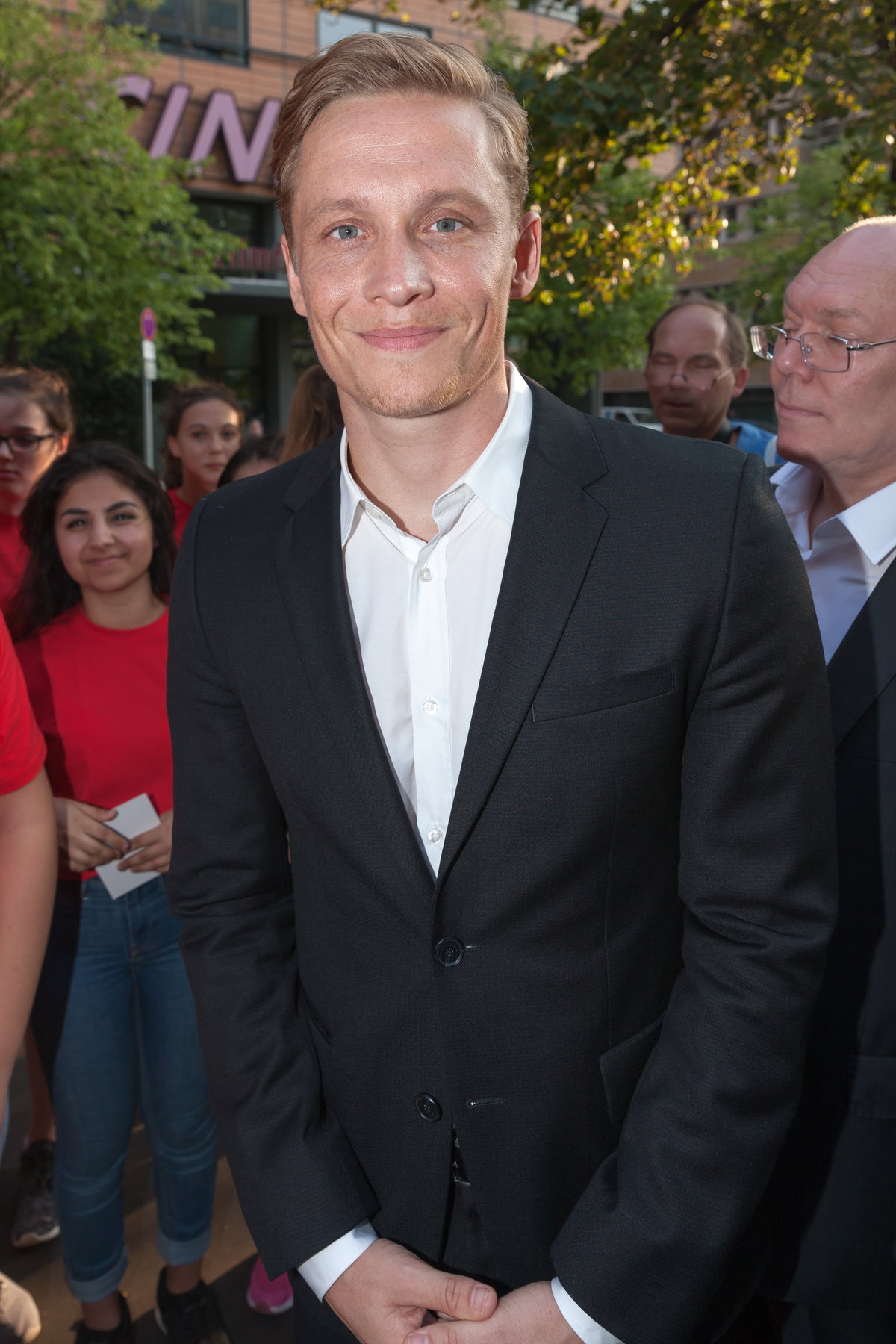 Matthias Schweighöfer lächelt in die Kamera