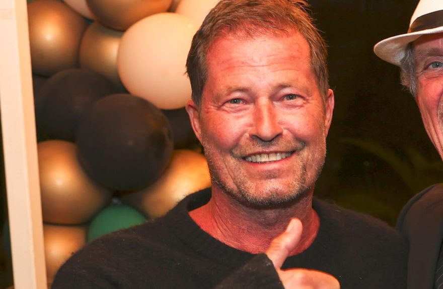 Til Schweiger lacht und zeigt einen Daumen nach oben