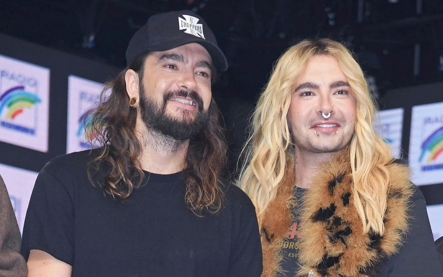 Tom und Bill Kaulitz lächeln leicht angespannt